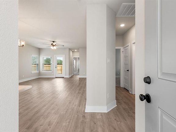 3rd image of 922 Fork Ct