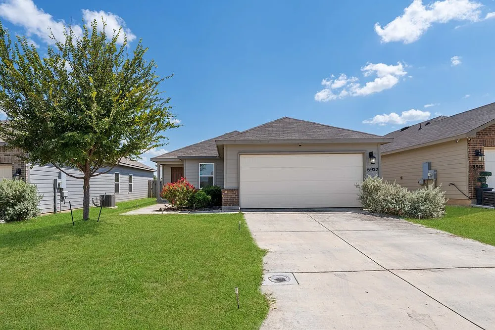 Spacious 3-Bed Home with Pool Access, Trails, and Fenced Yard in Converse — Photo 1