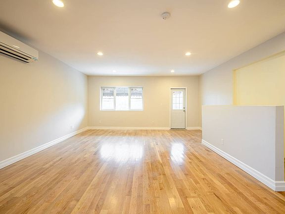 3rd image of 216 E 89th St