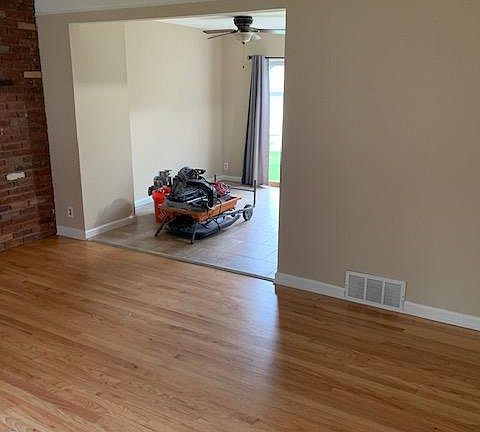 3rd image of 215 Curry Ave