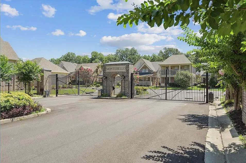 2 bed, $3,200 — Photo 2