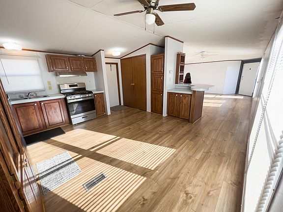 New wood laminate flooring, scratch-resistant! New refrigerator and gas stove!