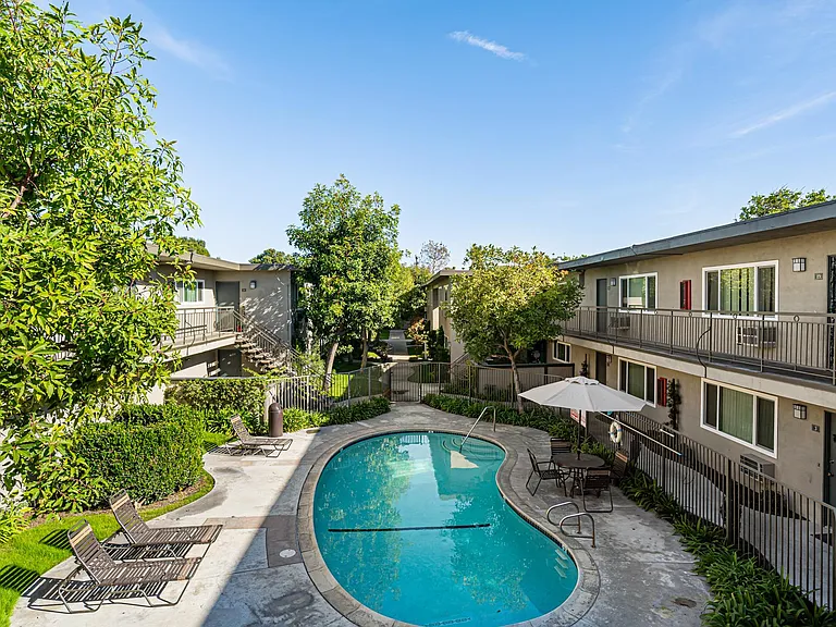 Del Monte Apartments — Photo 6