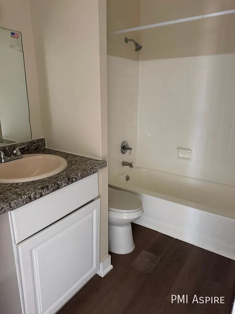 Aurora Apartment with Excellent Access to Transit & Shopping — Photo 3