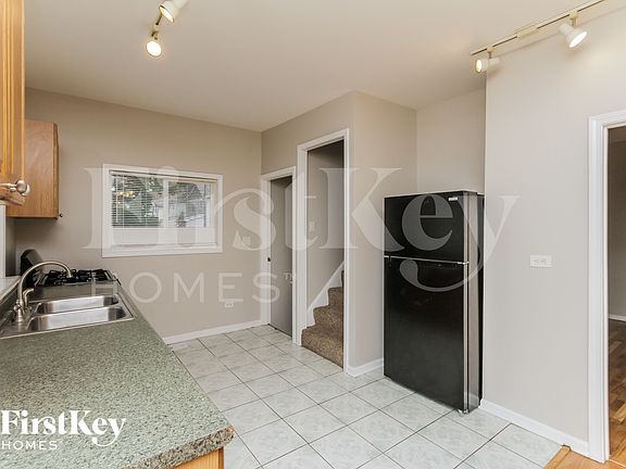 4th image of 146 E 10th St