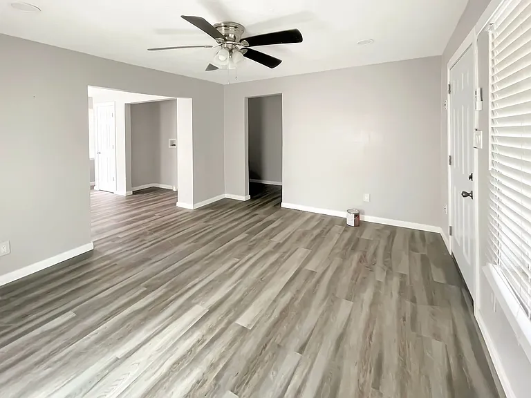 319 N Houston St — Photo 3