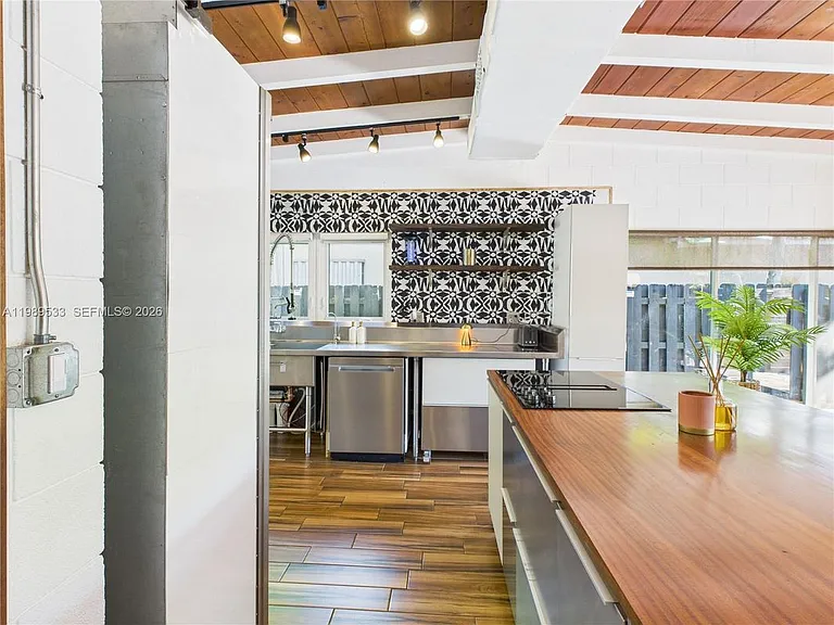 1632 SW 28th Ave #0 — Photo 3