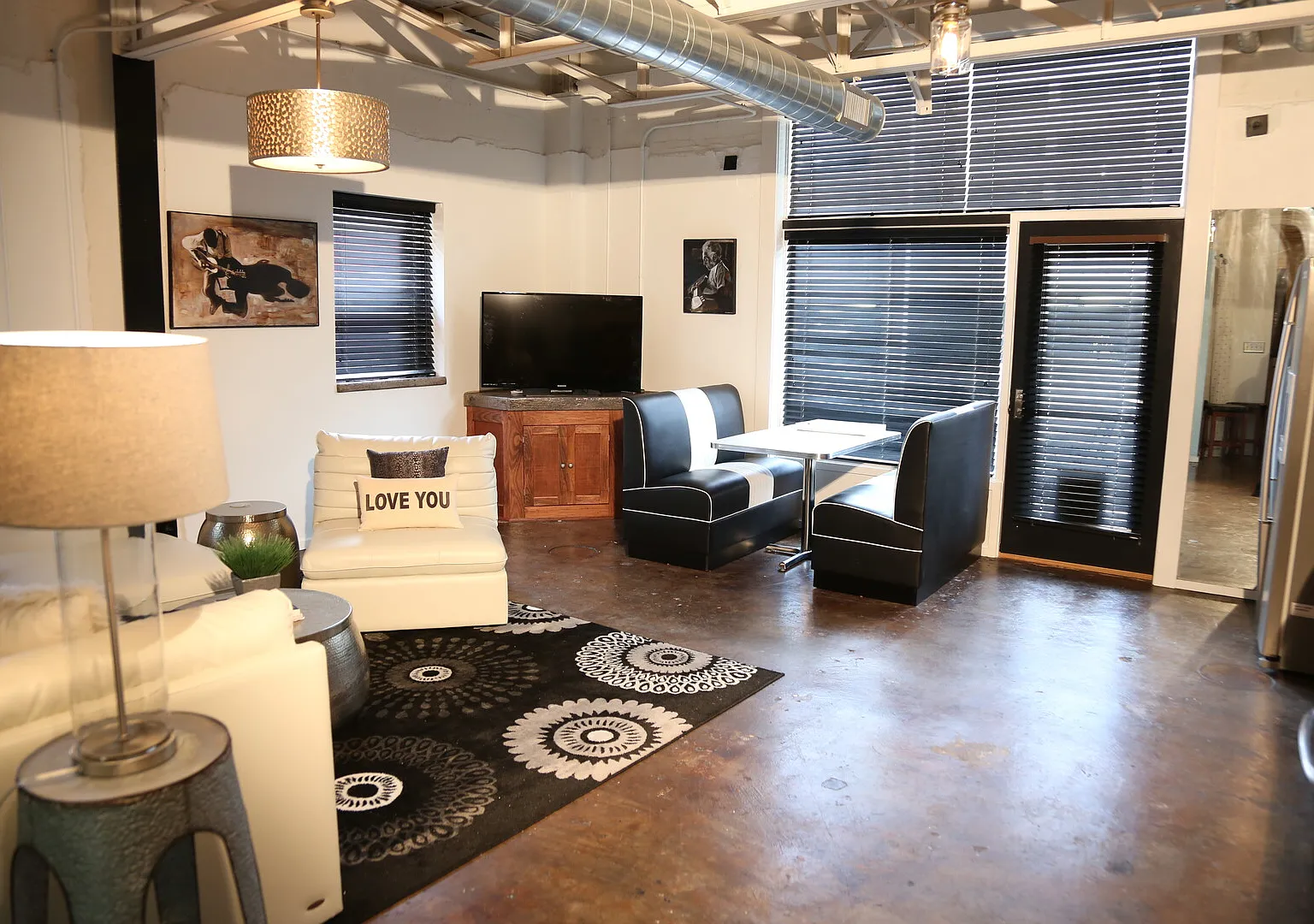 Fully furnished 2BR/1.5BA loft in the heart of Printer's Alley — Photo 3
