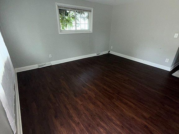 3rd image of 724 Mentor Ave