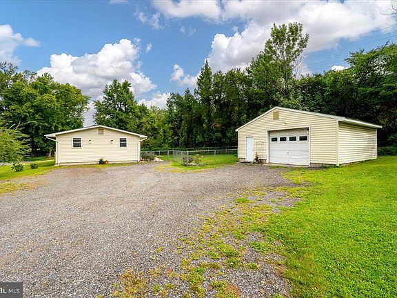 3rd image of 19 Robshire Manor Rd