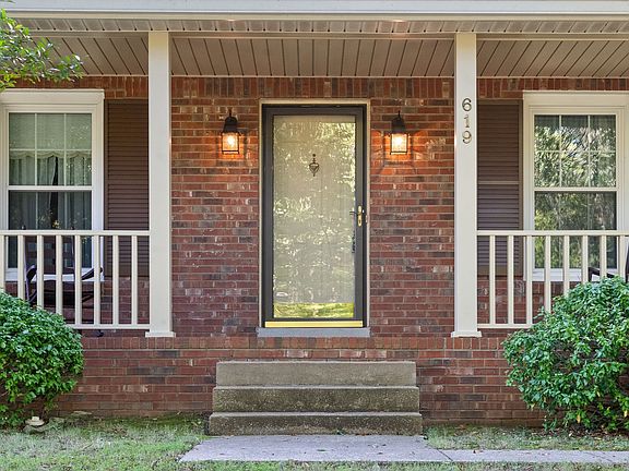 5th image of 619 Chesterfield Cir