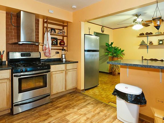 5th image of 2060 W Chase Ave APT 3A