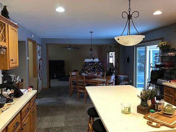 4th image of 910 Park Village Dr
