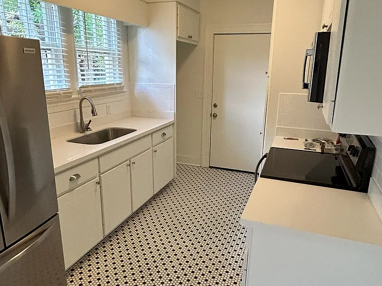 900 Pinehurst Pl — Photo 3