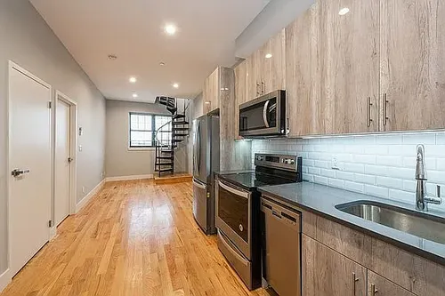 9818 Astoria Blvd #3R Photo 1