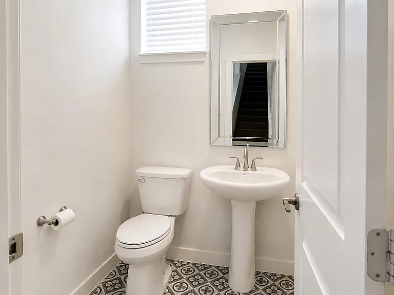 613 Laurel Ln — Photo 4