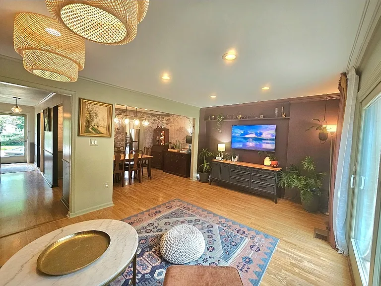 712 College Pkwy — Photo 1