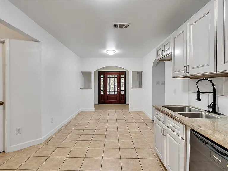 4930 Holloway Dr — Photo 20
