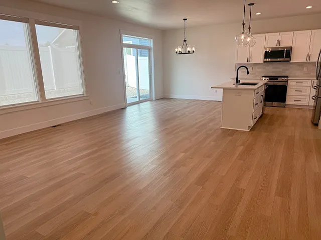 4 bed, 2151 sqft, $2,695 — Photo 3