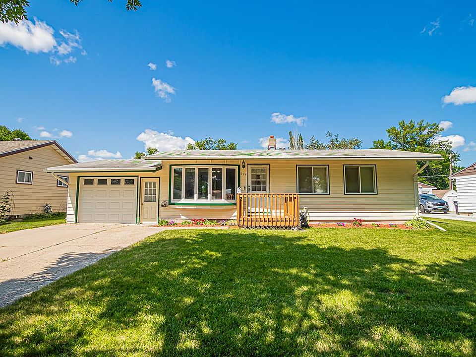 1st image of 624 3rd St E