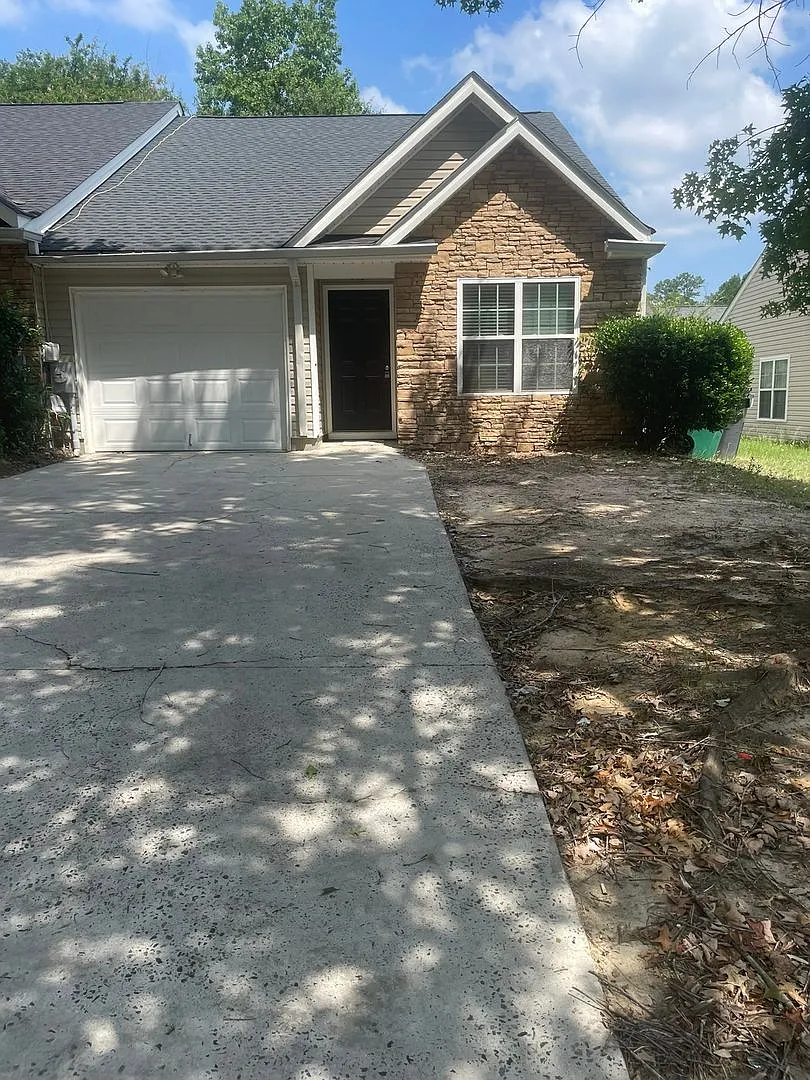 Spacious Townhome Located in Grovetown Close to Military Facilities — Photo 1