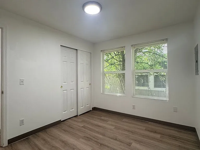 543 Hanover St — Photo 16