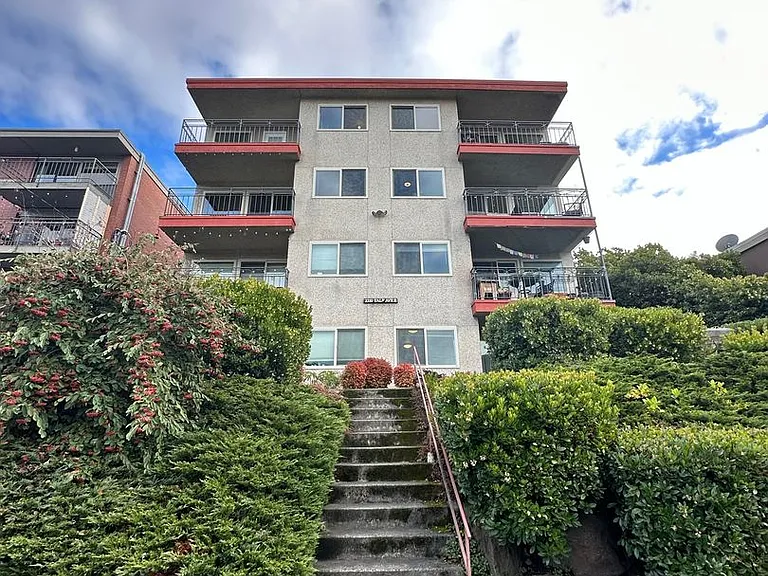 2210 Yale Ave E — Photo 1