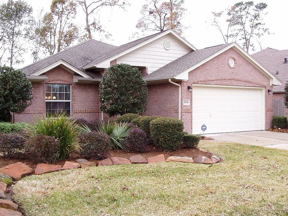 Oversized lot, professional landscaping, quiet cul-de-sac, well located