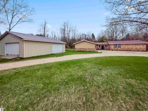 4411 N 11th Rd, Mesick, MI 49668