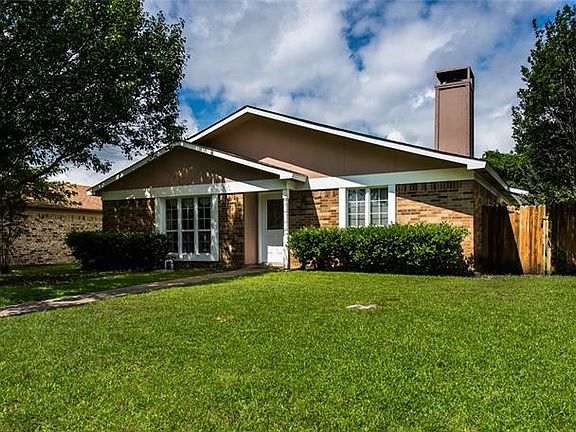 3rd image of 905 Navasota Dr