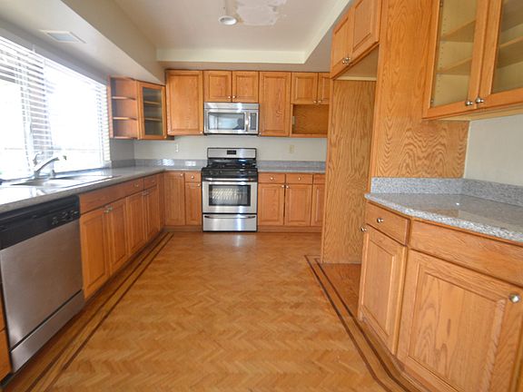 3rd image of 920 Wainfleet Ct