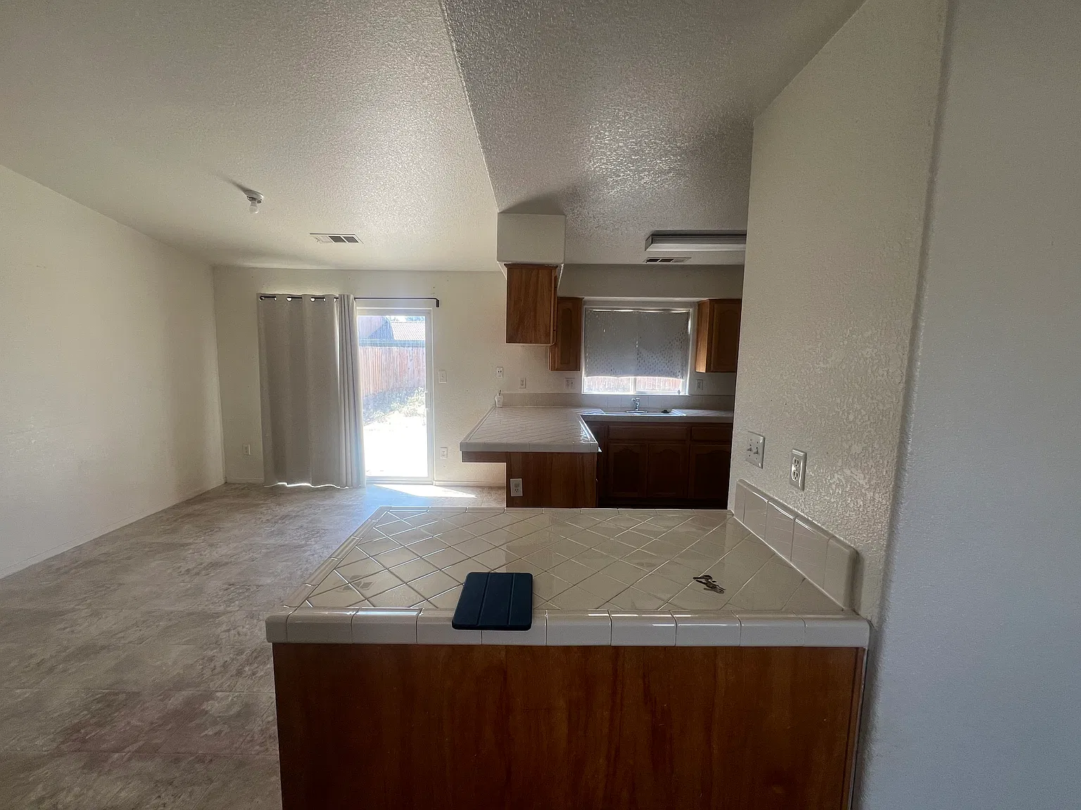 3 bed, 1400 sqft, $1,400 — Photo 4