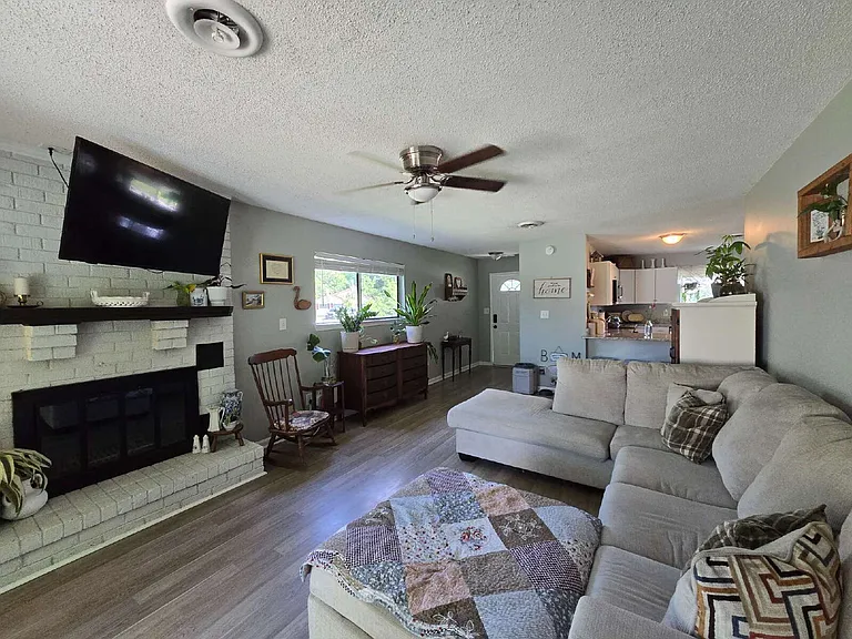 504 Dennis Rd — Photo 5