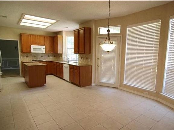 3rd image of 1108 Rosewood Dr