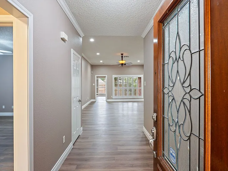 410 Live Oak Ln — Photo 2