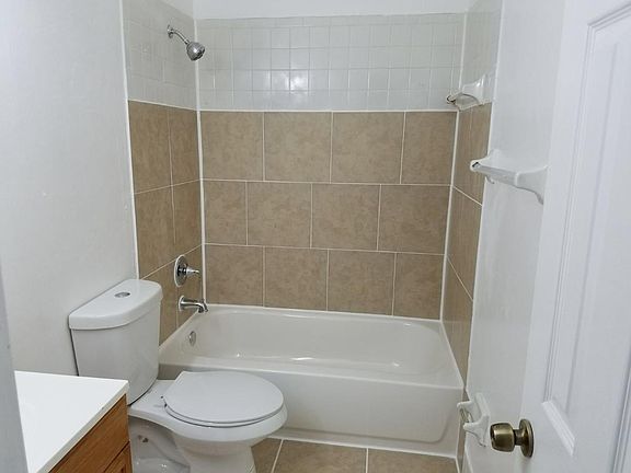4th image of 240 Orchard St APT 1