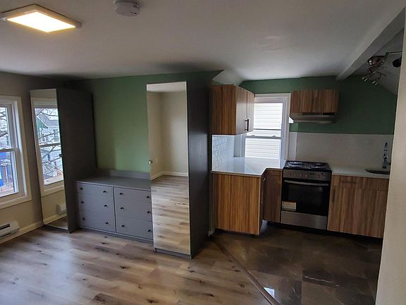 3rd image of 172 Isabella Ave #3
