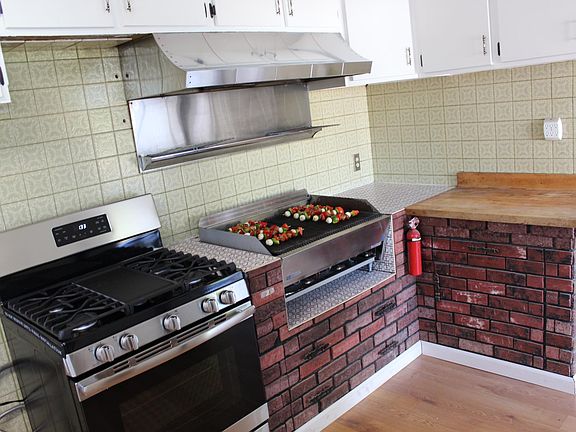 Kitchen gas stove and grill