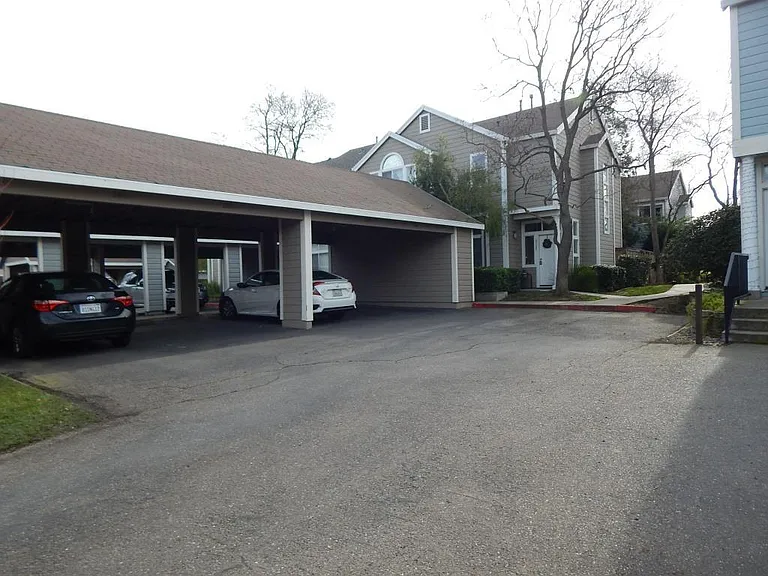 3141 Woods Cir — Photo 32