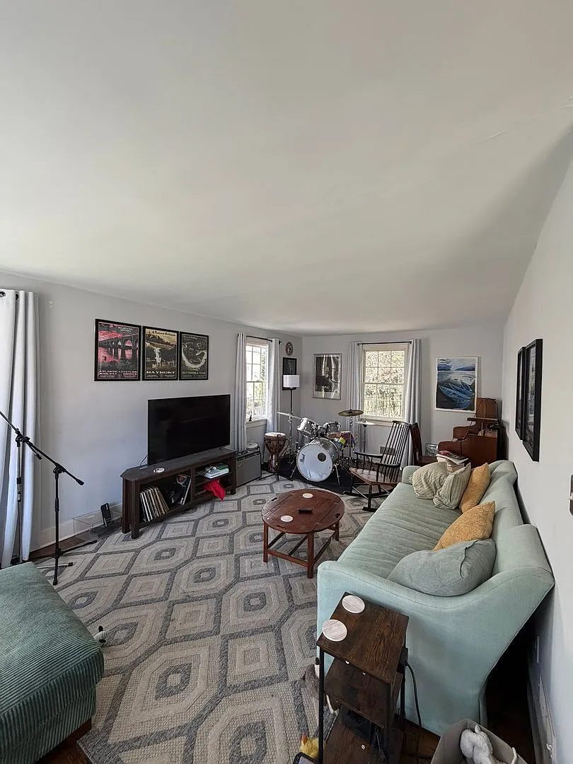 3 bed, 1.0 bath, 1387 sqft, $2,450 — Photo 2