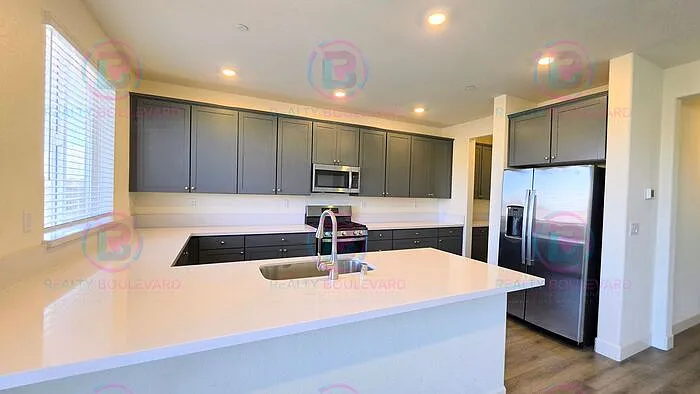 4 bed, 3.0 bath, 2807 sqft, $3,250 — Photo 2