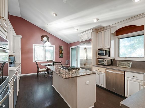 5th image of 37 Hooper Ave
