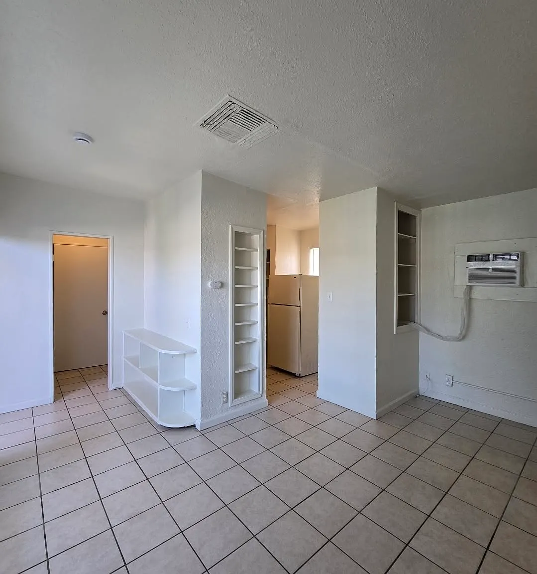 Studio, $895 — Photo 3