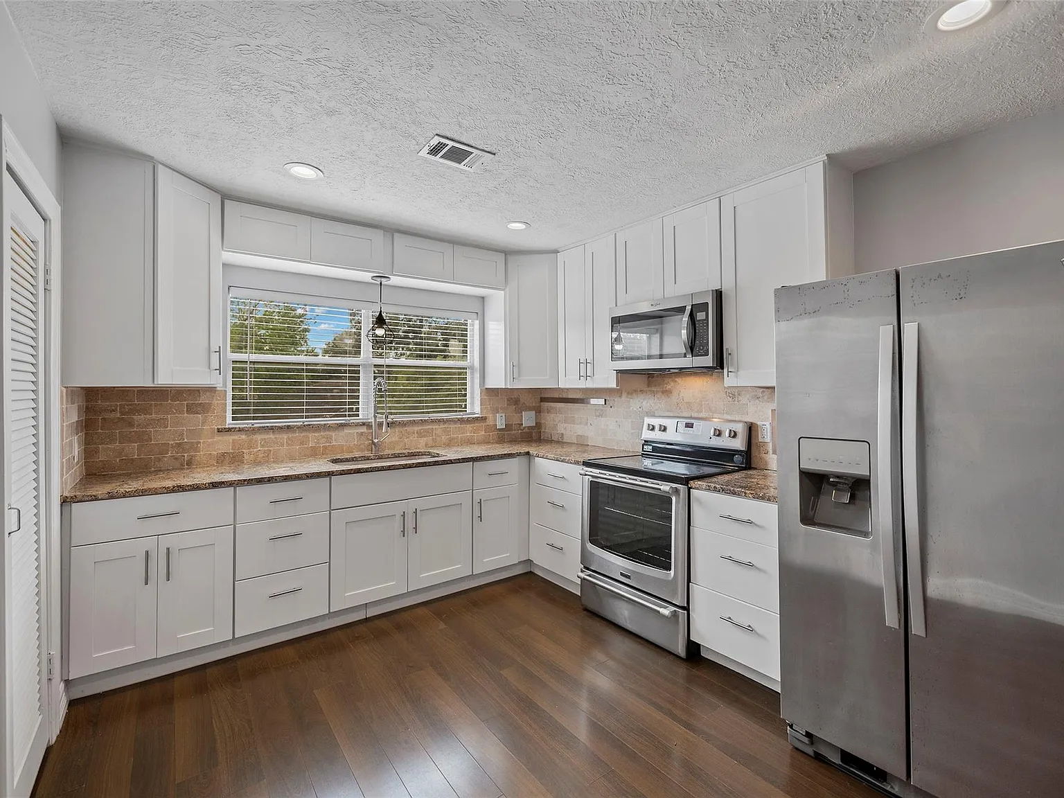 2 bed, 2.0 bath, 1200 sqft, $1,625 — Photo 2