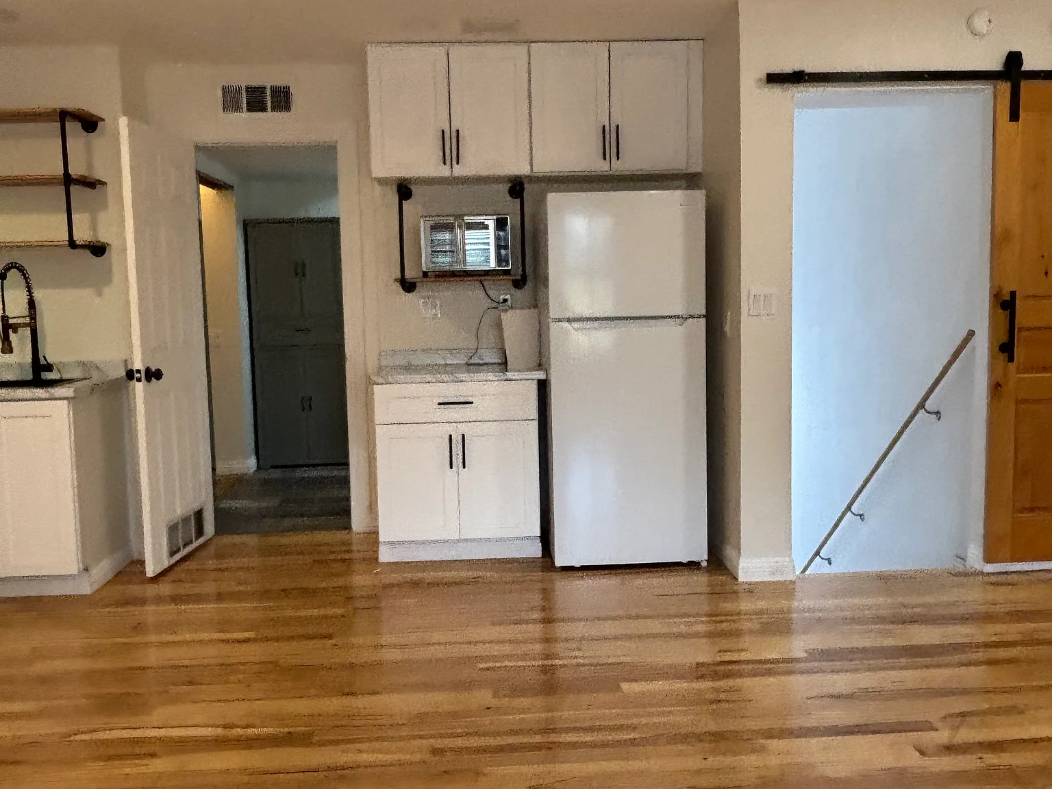 3029 W Orangewood Ave — Photo 2