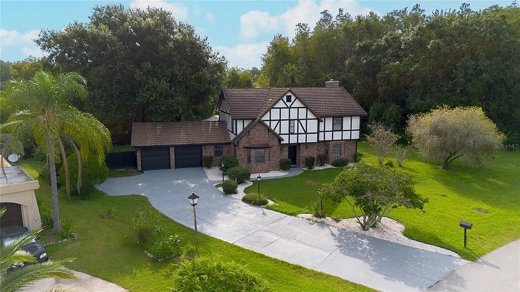 6 bed, 4.0 bath, 3817 sqft, $4,000 — Photo 3