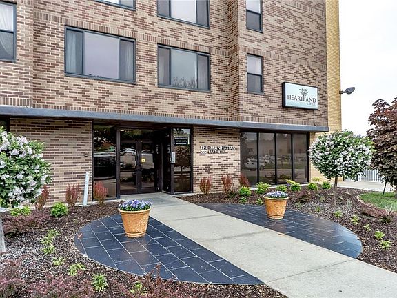 2nd image of 700 E 8th St Unit 15D