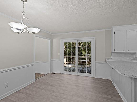 4th image of 2418 Derby Dr