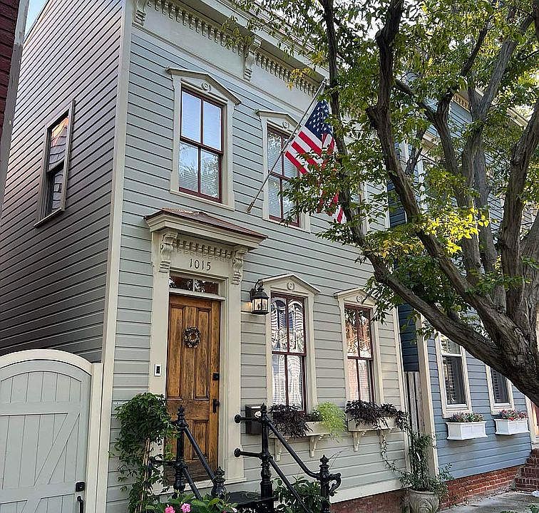 1st image of 1015 Queen St