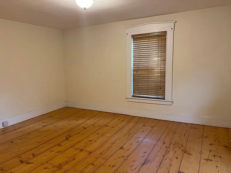 16 Maple St — Photo 4